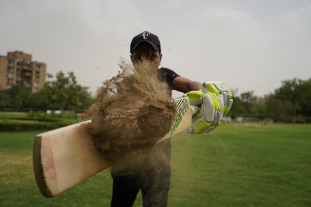 How Much Does A Cricket Bat Weigh?